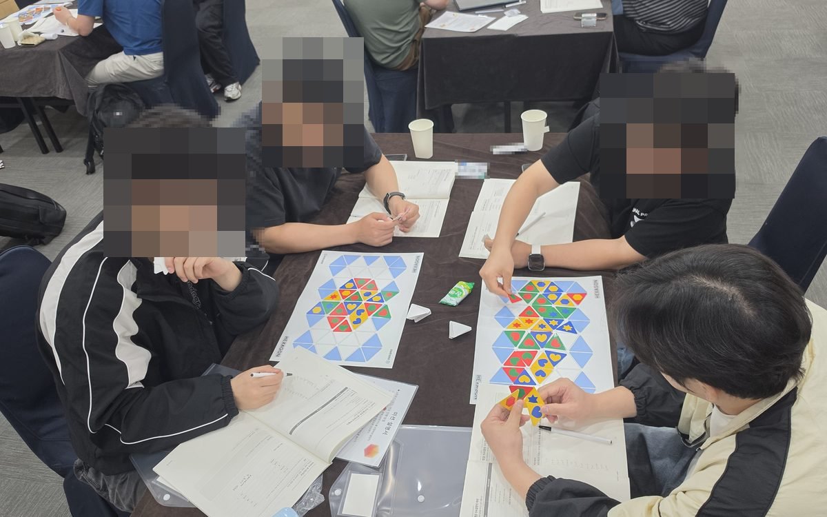 남해화학 교육에서 조별로 헥사곤 보드 활동을 하는 모습 (참가자 얼굴 모자이크)